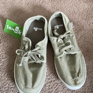 Tan/khaki green sanuks